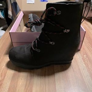 Serra wedge boots